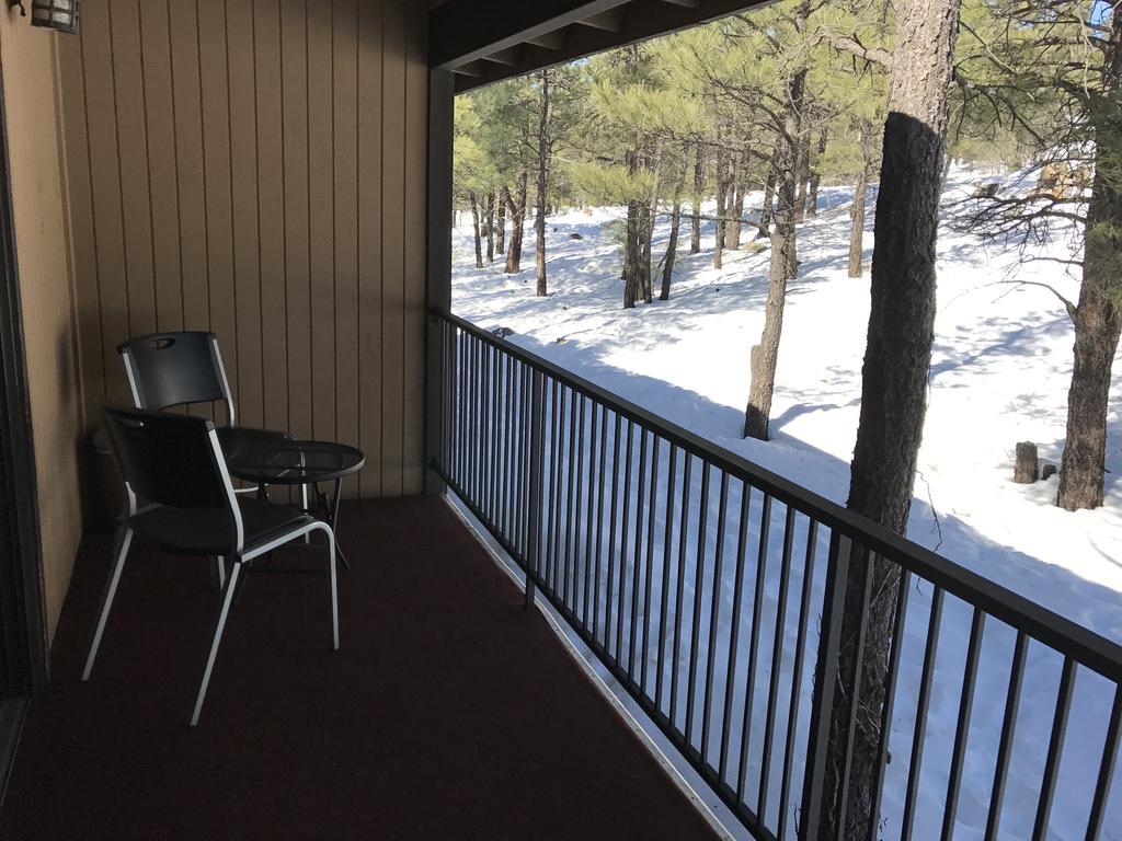 Motel In The Pines Munds Park Bagian luar foto